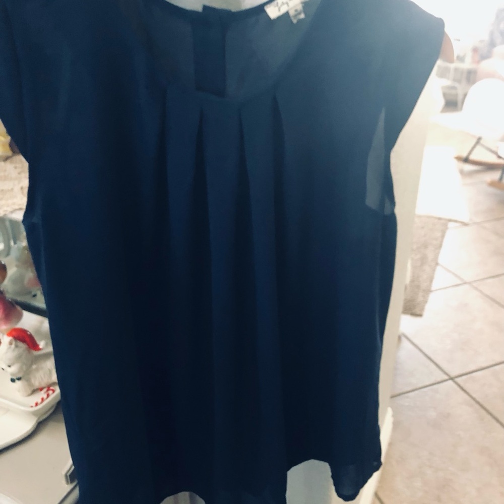 Lily white navy blouse so pretty buttons In back